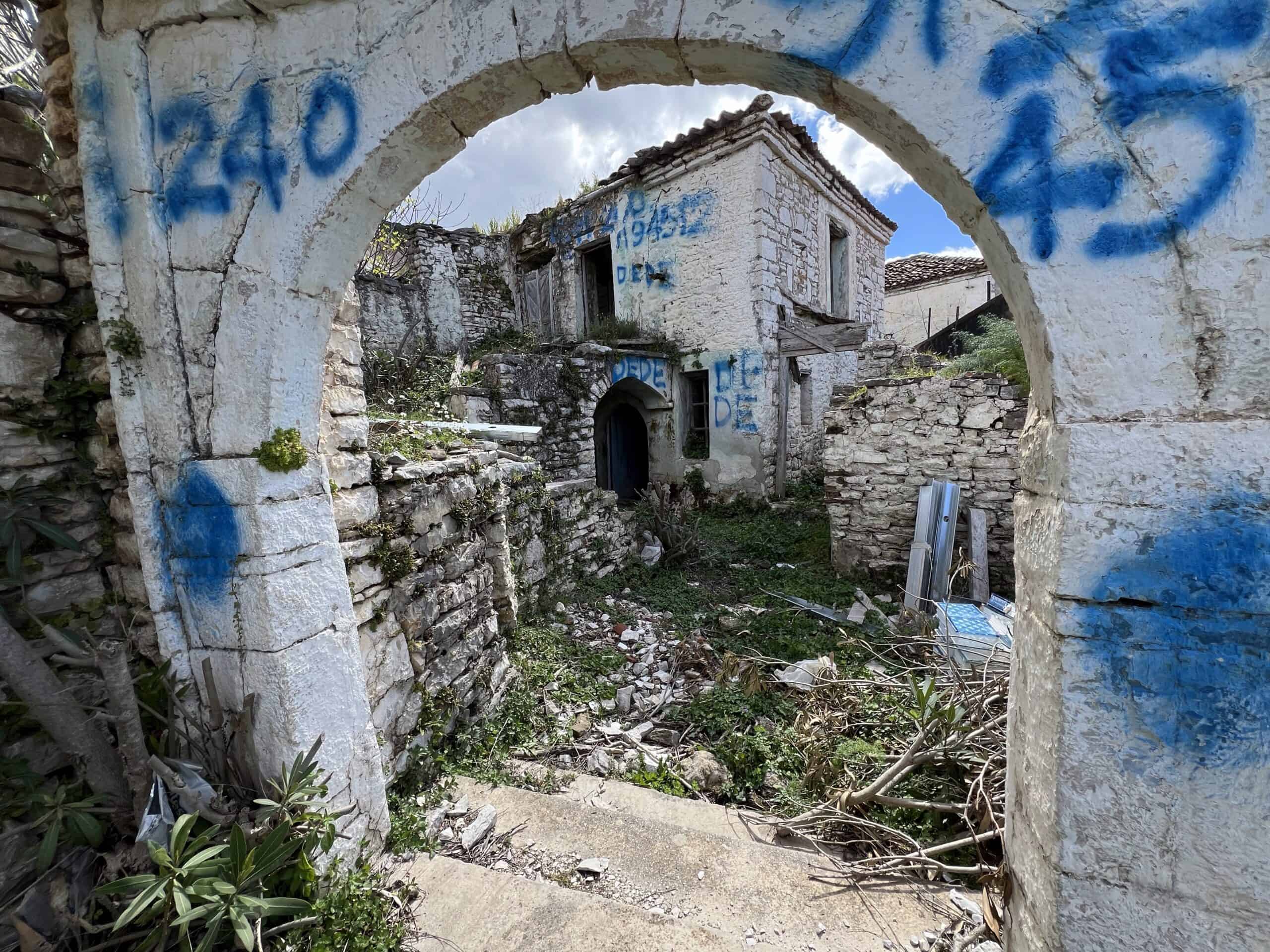 staré Qeparo Albánie – kamenné domy a uličky
