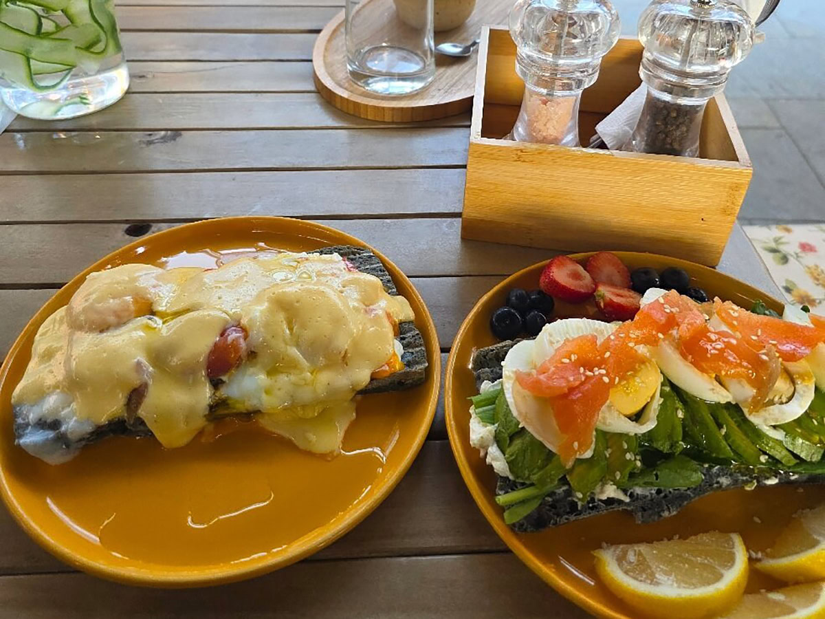 Frut’za | Komuna - Specialty Coffee & All Day Brunch